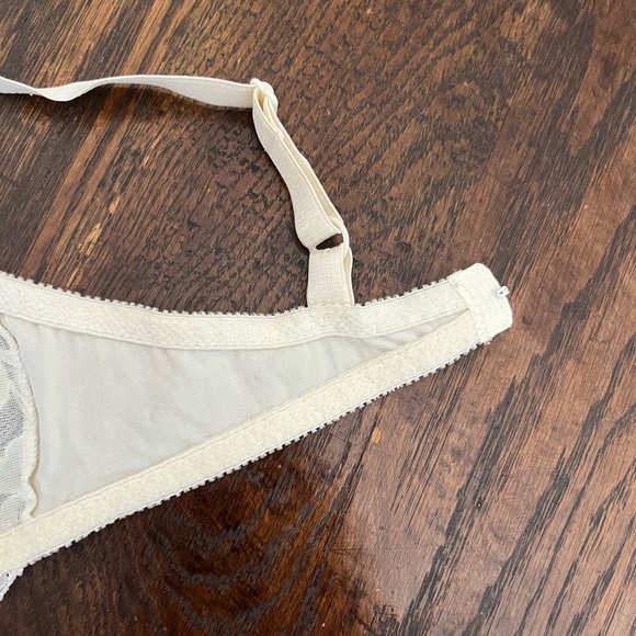 Vintage Victoria's Secret Lingerie Lace Bras - Picture 12 of 13